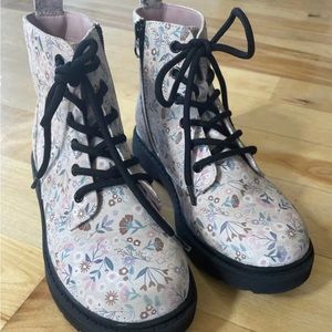 Art class, beige, Zoe combat boot floral
